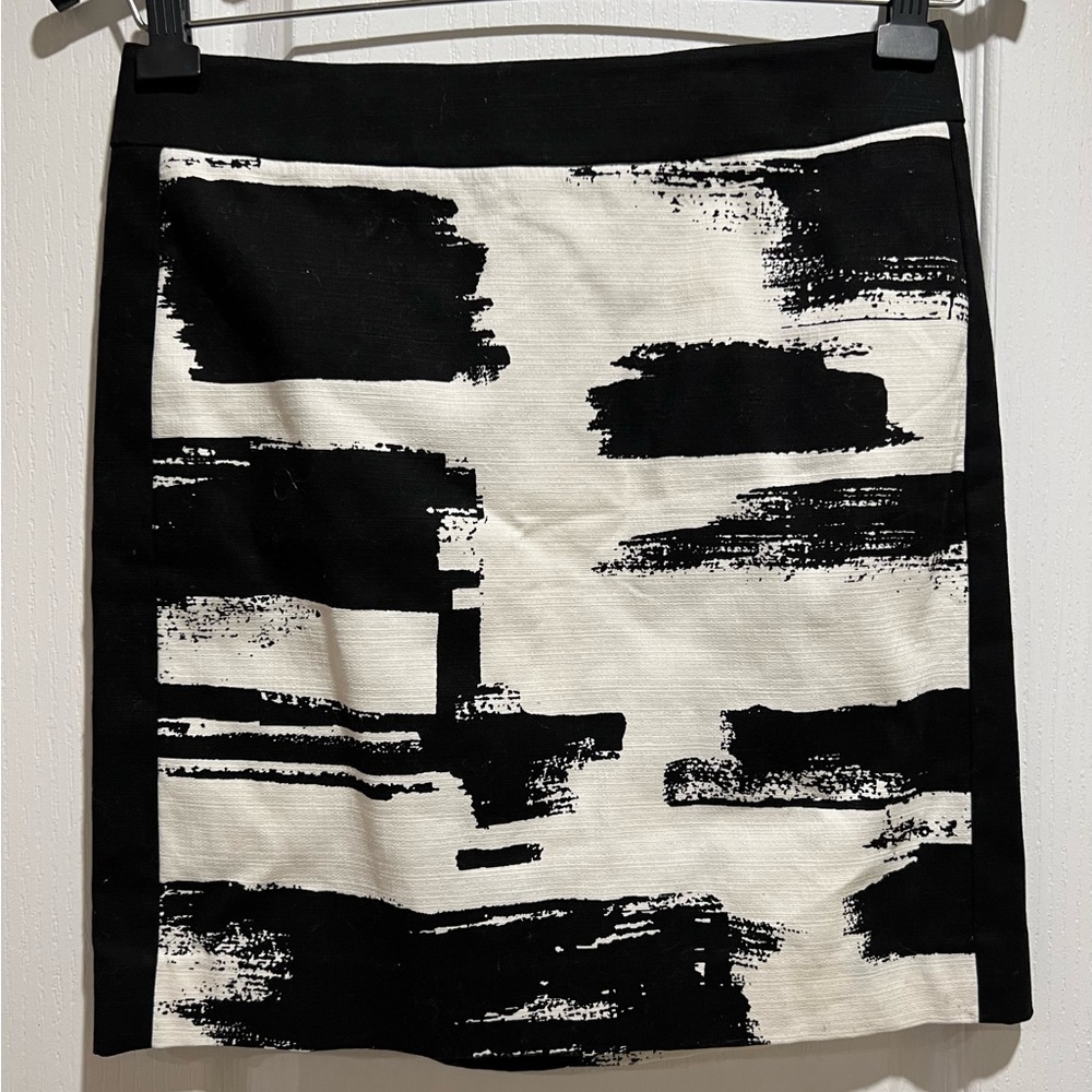 Ann Taylor graphic printed mini skirt size 4p. NWT